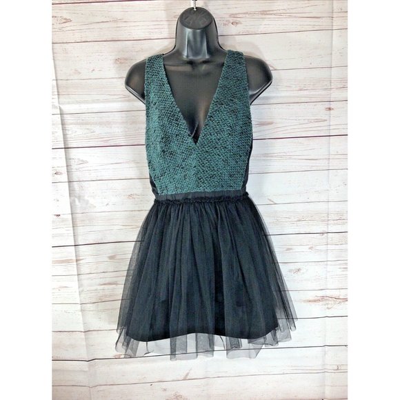 BCBGeneration Women's Dress Size 4 Black Tulle Tweed V-Neck Strappy Zip Back - Picture 2 of 8